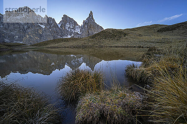 Cimon della Pala spiegelt sich in einem See  Rolle Pass  Dolomiten  Trentino  Italien  Europa