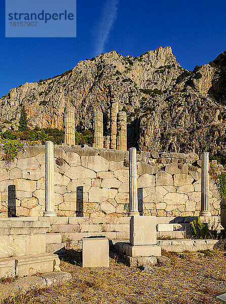 Stoa der Athener  Delphi  UNESCO-Weltkulturerbe  Phokis  Griechenland  Europa