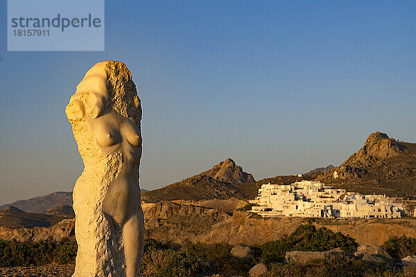 Ariadne-Skulptur auf dem Damm zum Porta Gateway  in warmes Abendlicht getaucht  Naxos-Stadt  Naxos  Kykladen  Ägäisches Meer  Griechische Inseln  Griechenland  Europa