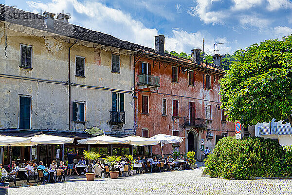 Restaurants in der Altstadt  Pella  Ortasee  Bezirk Verbania  Piemont  Italienische Seen  Italien  Europa