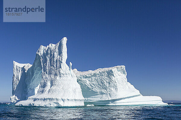 Riesige Eisberge aus dem Ilulissat-Eisfjord  gestrandet auf einer ehemaligen Endmoräne in Ilulissat  Grönland  Dänemark  Polarregionen