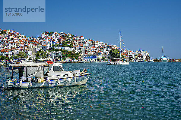 Blick auf die Altstadt und das Meer  Skopelos Stadt  Insel Skopelos  Sporaden  Griechische Inseln  Griechenland  Europa