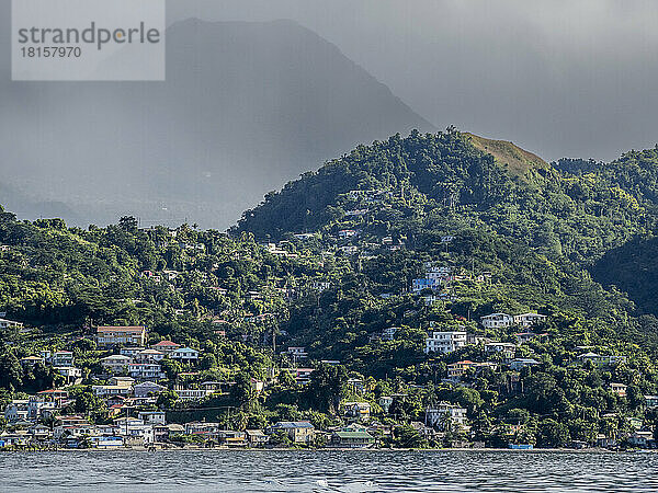 Ein Blick vom Meer aus auf die üppigen Berge  die die Hauptstadt Roseau an der Westküste von Dominica  Windward Islands  Westindische Inseln  Karibik  Mittelamerika umgeben