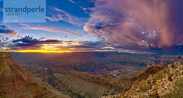 Ein abklingendes Gewitter in der Dämmerung  gesehen vom Lipan Point  Grand Canyon  mit sichtbaren Spider Lightning  Grand Canyon National Park  UNESCO Weltkulturerbe  Arizona  Vereinigte Staaten von Amerika  Nordamerika