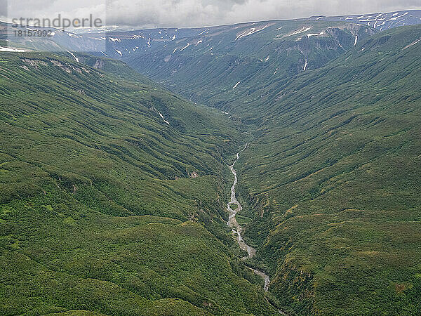 Luftaufnahme von Bergen und Bächen im Lake Clark National Park  Alaska  Vereinigte Staaten von Amerika  Nordamerika