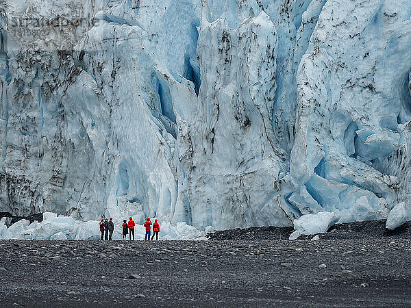 Touristen stehen vor dem Aialik-Gletscher  der vom Harding-Eisfeld kommt  Kenai Fjords National Park  Alaska  Vereinigte Staaten von Amerika  Nordamerika