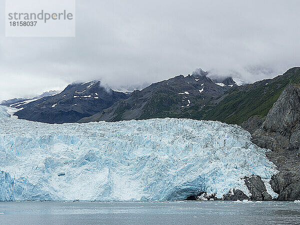 Ein Blick auf den Aialik-Gletscher  der vom Harding-Eisfeld kommt  Kenai Fjords National Park  Alaska  Vereinigte Staaten von Amerika  Nordamerika