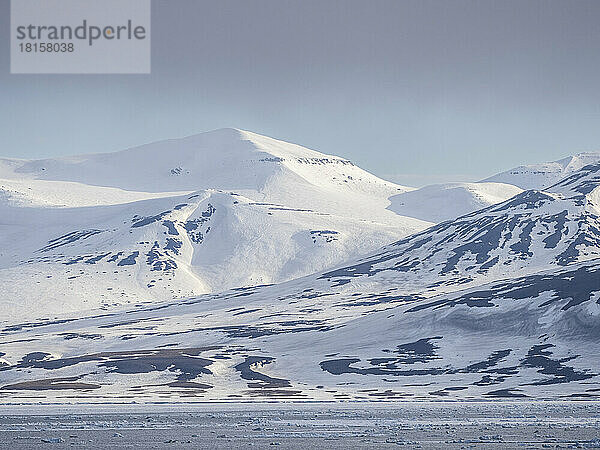 Schneebedeckte Berge und kahle Felsen an der Küste von Spitzbergen  Storfjorden  Svalbard  Norwegen  Europa