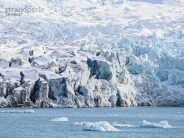 Blick auf die Gezeitengletscherwand am Fjortende Julibukta (14. Juli-Gletscher)  Svalbard  Norwegen  Europa