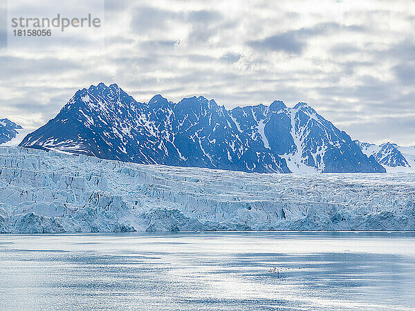 Ein Blick auf den Lilliehookbreen (Lilliehook-Gletscher) auf der Nordwestseite von Spitzbergen  Svalbard  Norwegen  Europa