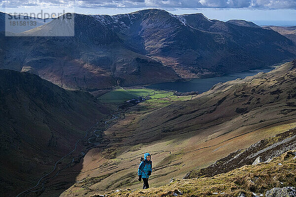 Wanderin auf dem Dale Head oberhalb des Honister-Passes und des Buttermere-Tals  Lake District National Park  UNESCO-Welterbe  Cumbria  England  Vereinigtes Königreich  Europa