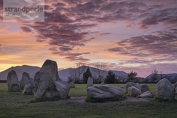 Castlerigg Stone Circle bei Sonnenuntergang  in der Nähe von Keswick  Lake District National Park  UNESCO-Weltkulturerbe  Cumbria  England  Vereinigtes Königreich  Europa
