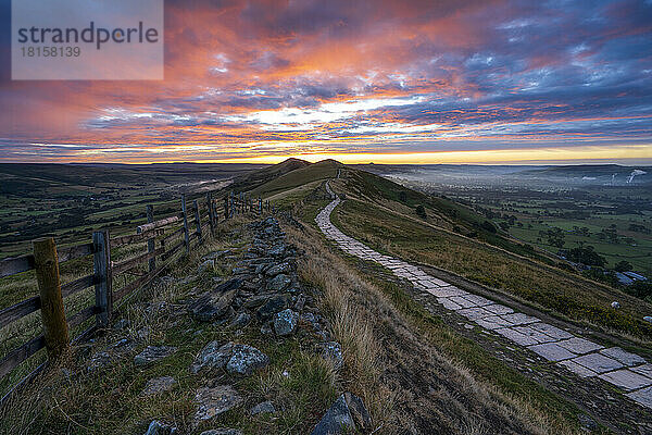 The Great Ridge und Lose Hill bei Sonnenaufgang mit feurigem Himmel  The Peak District  Derbyshire  England  Vereinigtes Königreich  Europa