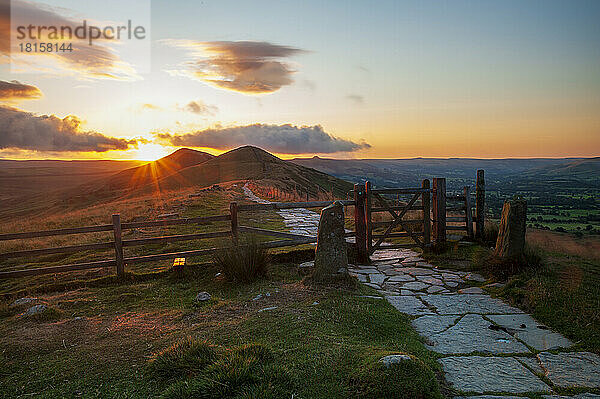 Sonnenaufgang über Lose Hill und dem Tor zum Great Ridge  Peak District  Derbyshire  England  Vereinigtes Königreich  Europa