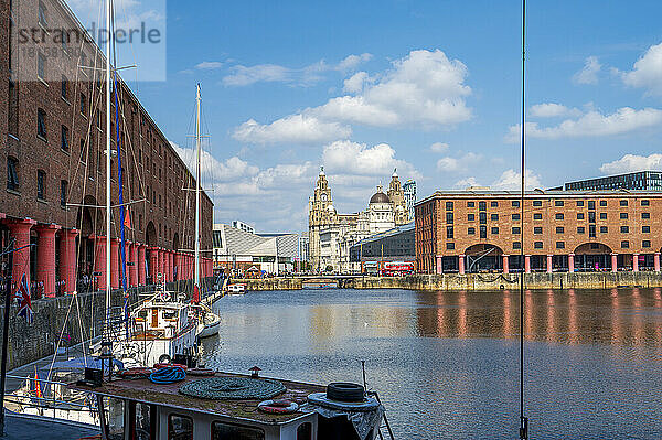 Albert Dock  mit Blick auf die Three Graces  Liverpool  Merseyside  England  Vereinigtes Königreich  Europa