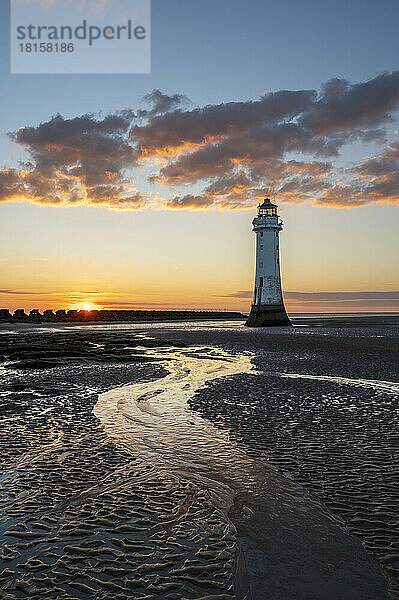 Leuchtturm von Perch Rock spiegelt sich in den Sandkräuseln  The Wirral  New Brighton  Cheshire  England  Vereinigtes Königreich  Europa
