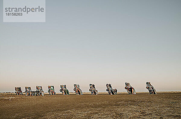 10 vergrabene Autos auf der Cadillac Ranch  Kunstinstallation Amarillo  Texas