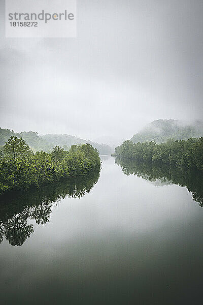 Der im Nebel gehüllte James River von der Blue Ridge Parkway Bridge aus gesehen