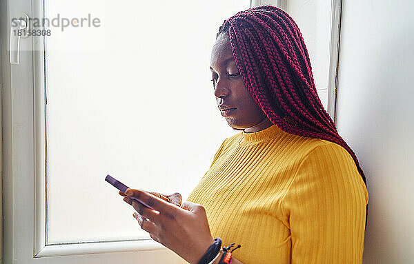 Porträt einer afroamerikanischen Frau beim Telefonieren