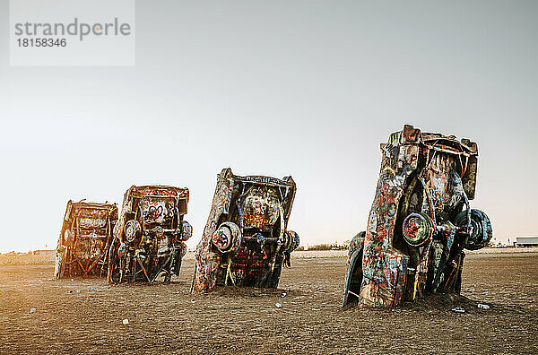 Sonnenuntergang über halb vergrabenen Autos der Cadillac Ranch  Amarillo  Texas