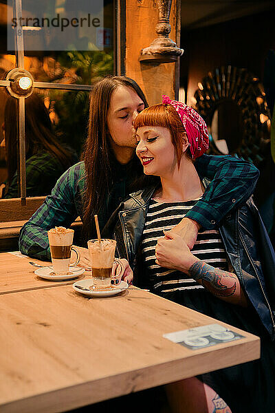 Verliebtes Paar posiert in einem Café
