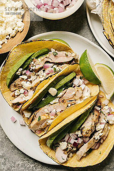 Koriander-Limetten-Hühnchen-Tacos mit Avocado Nahaufnahme