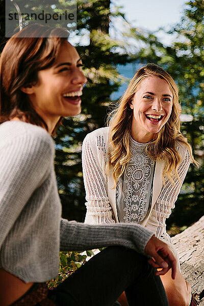 Zwei Freunde lachen  während sie die Natur genießen