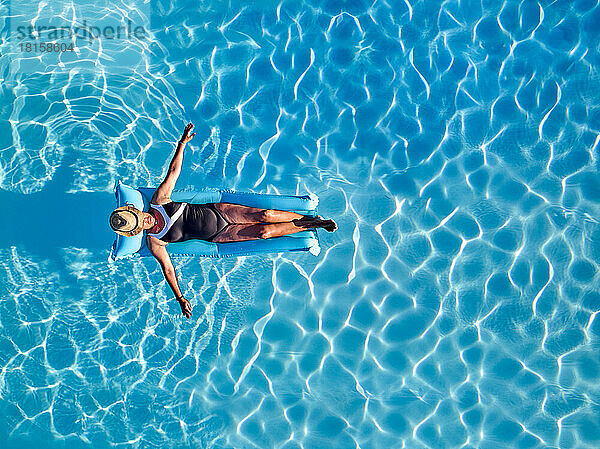 Draufsicht auf eine Frau in einem Schwimmbad