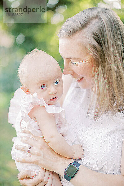 Mutter blickte sich mit einem Lächeln an ihre 4 Monate alte Tochter