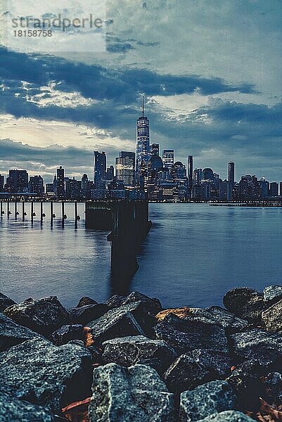 Stadt Skyline bei Nacht Sonnenaufgang magische Farbe blau New York