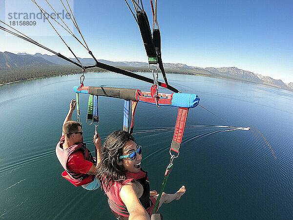 Eine Frau genießt das Parasailing in South Lake Tahoe  Kalifornien.