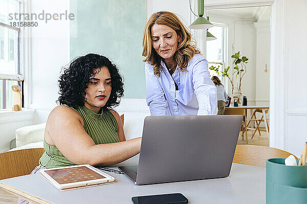 Multirassische Geschäftsfrauen besprechen Geschäftsstrategie am Laptop