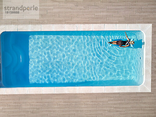 Mädchen im Schwimmbad Luft Drohne Ansicht von oben