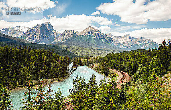 Morant's Curve-Eisenbahnstrecke durch die Rocky Mountains in Banff  Kanada.