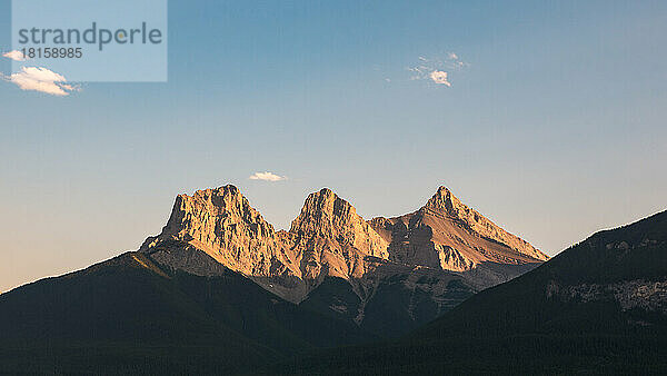 Die Sonne scheint auf den Three Sisters Mountains im Banff Nationalpark  Kanada.