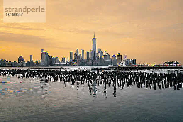 Skyline der Stadt bei Sonnenuntergang New York City