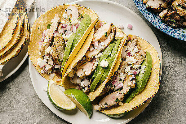 Koriander-Limetten-Hühnchen-Tacos mit Avocado und roten Zwiebeln