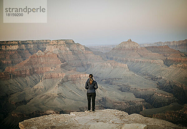 Eine Frau blickt auf den Grand Canyon National Park  Arizona