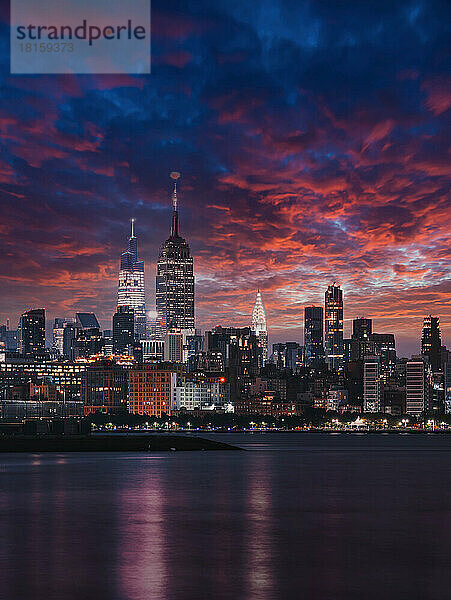 Stadt Skyline bei Sonnenuntergang Nacht schöne Farben