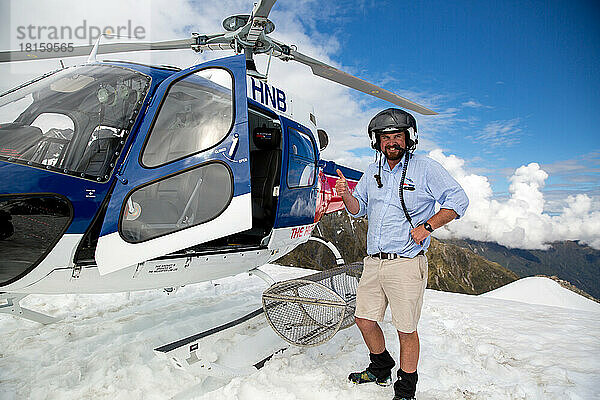 Porträt eines Hubschrauberpiloten auf dem Fox-Gletscher in Neuseeland