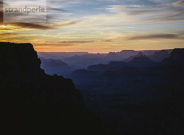 Sonnenuntergang über dem Grand Canyon National Park  Arizona aus Sicht der Wüste