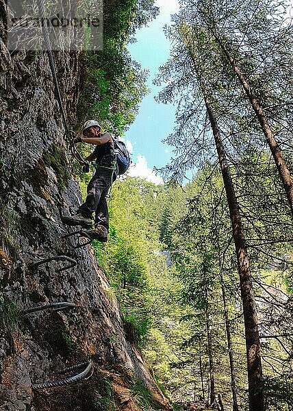Frau beim Klettern im Klettersteig Mürren-Gimmewald  Schweiz