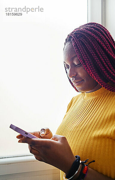 Porträt einer afroamerikanischen Frau  die telefoniert
