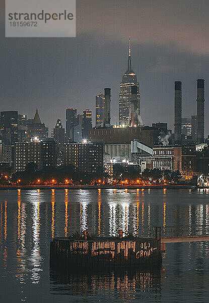 Skyline der Stadt bei Nacht New Yorker Stadt Reflexionen