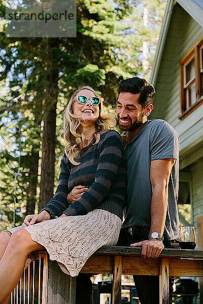 Ein Paar genießt seinen Urlaub am Lake Tahoe