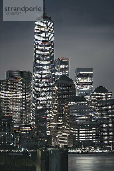 Skyline der Stadt bei Nacht Lichter Wolkenkratzer Manhattan