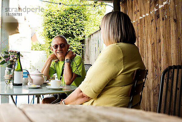 Ehepaar im Ruhestand bei einem gemeinsamen Kaffee in einem Café