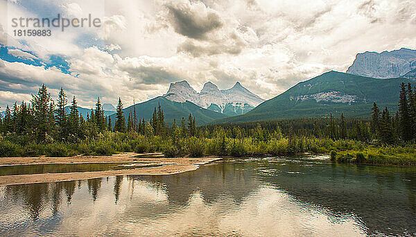 Kulisse des Three Sisters Mountain im Banff Nationalpark  Kanada.