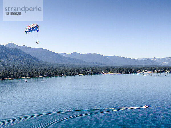 Zwei Personen beim Parasailing in South Lake Tahoe  Kalifornien.