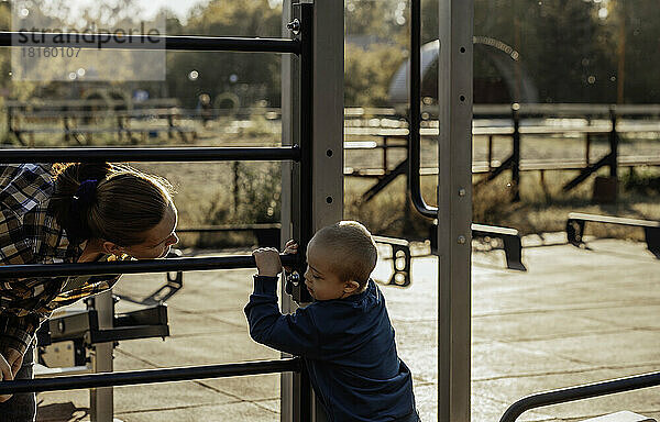 Junge mit Down-Syndrom und seine Mutter  Sportunterhaltung für Kinder